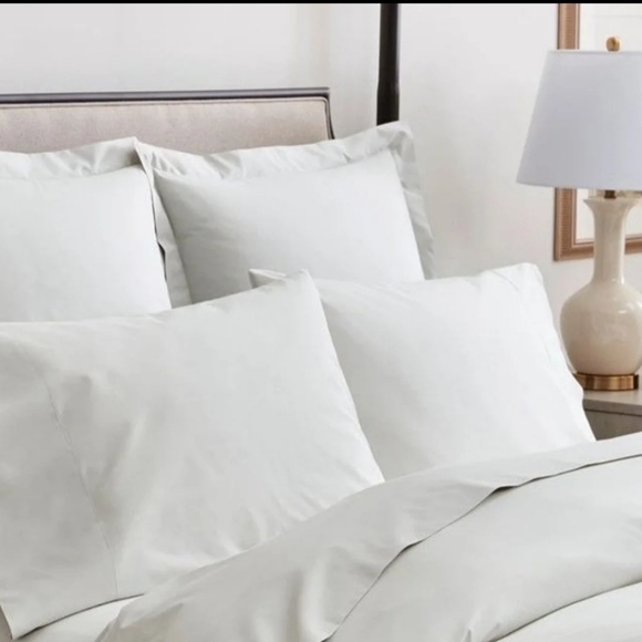 Boll and Branch Signature Hemmed Percale Calif King Sheet Set in Pale Pewter - Picture 2 of 9